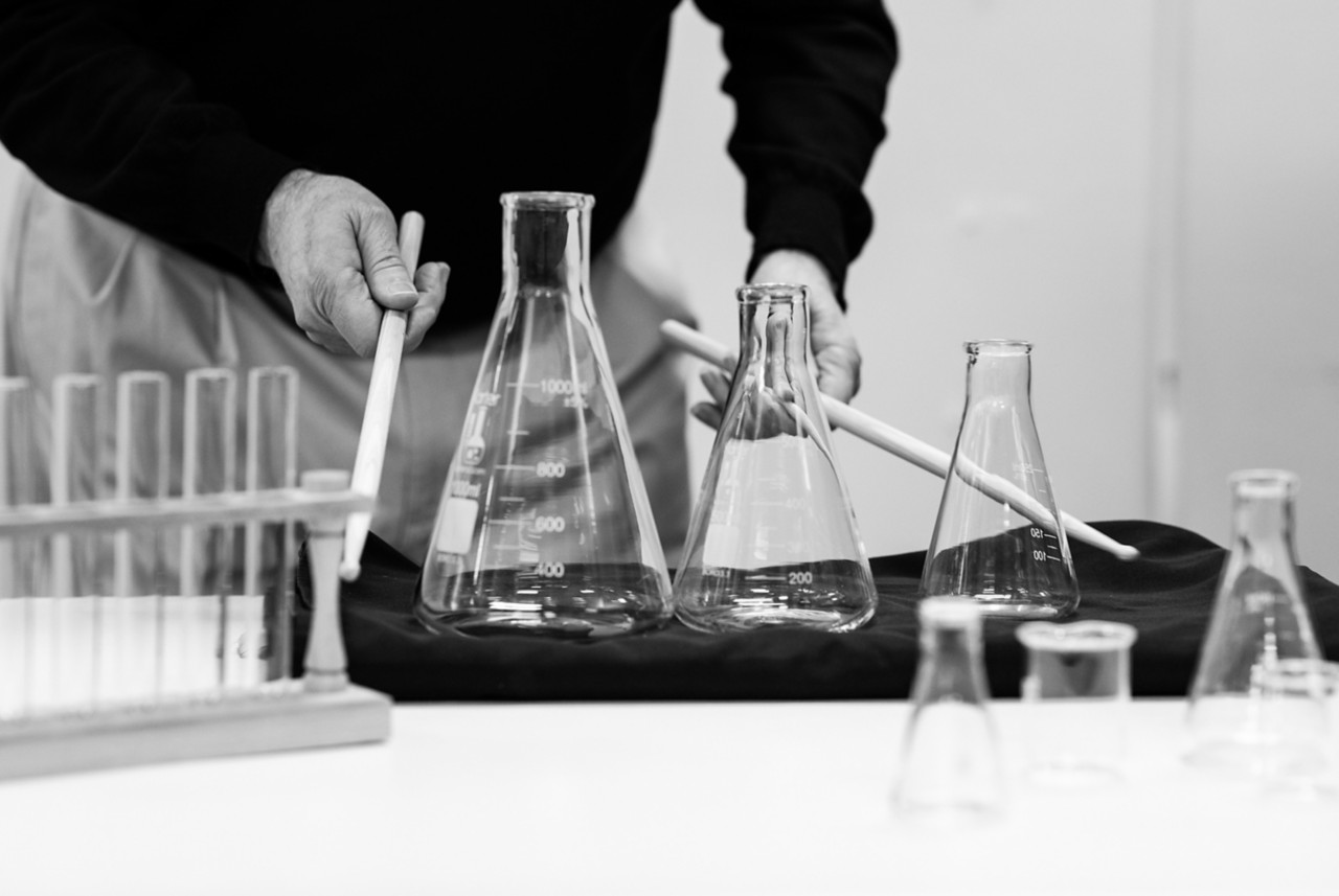 Chemist makes music using lab flasks, test tubes and drum sticks 